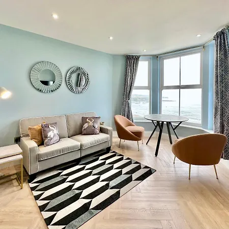 The Azura No 4 Apartment